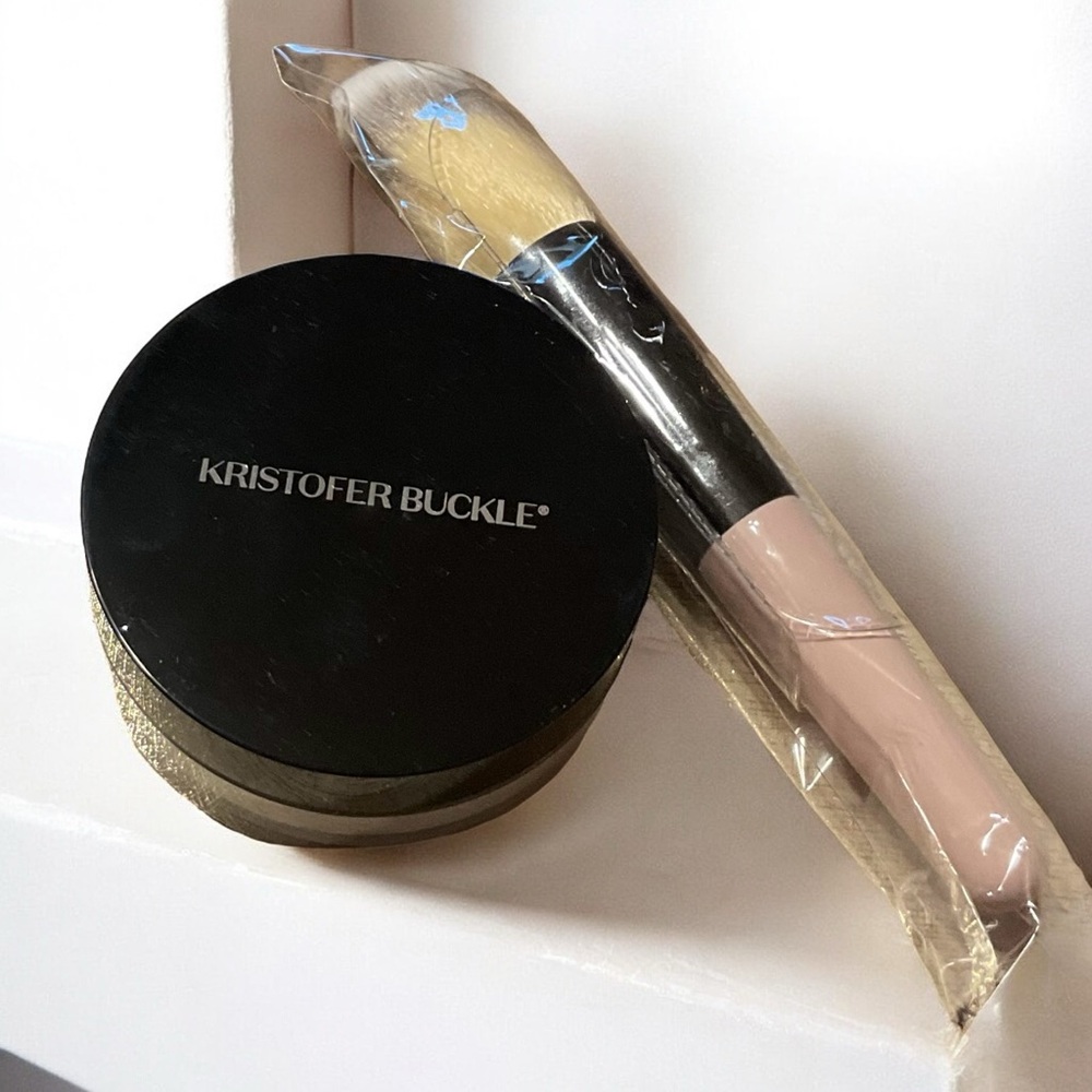 Kristofer Buckle Translucent Loose Setting Powder with Brush